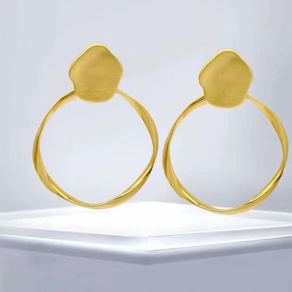 Large circle design sense pendant